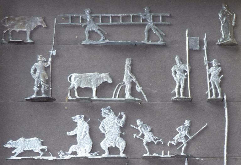 Viele Zinnfiguren, die zum Beispiel Ritter, Bären und einen Bauern mit Rind darstellen.